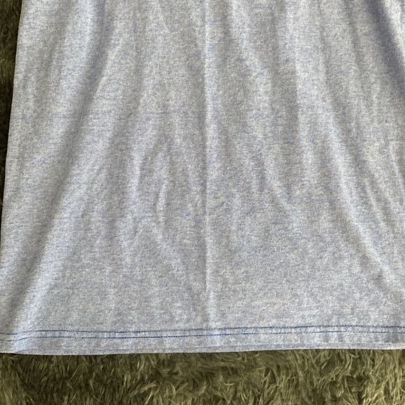 Red border and blue tank top - Picture 13 of 17